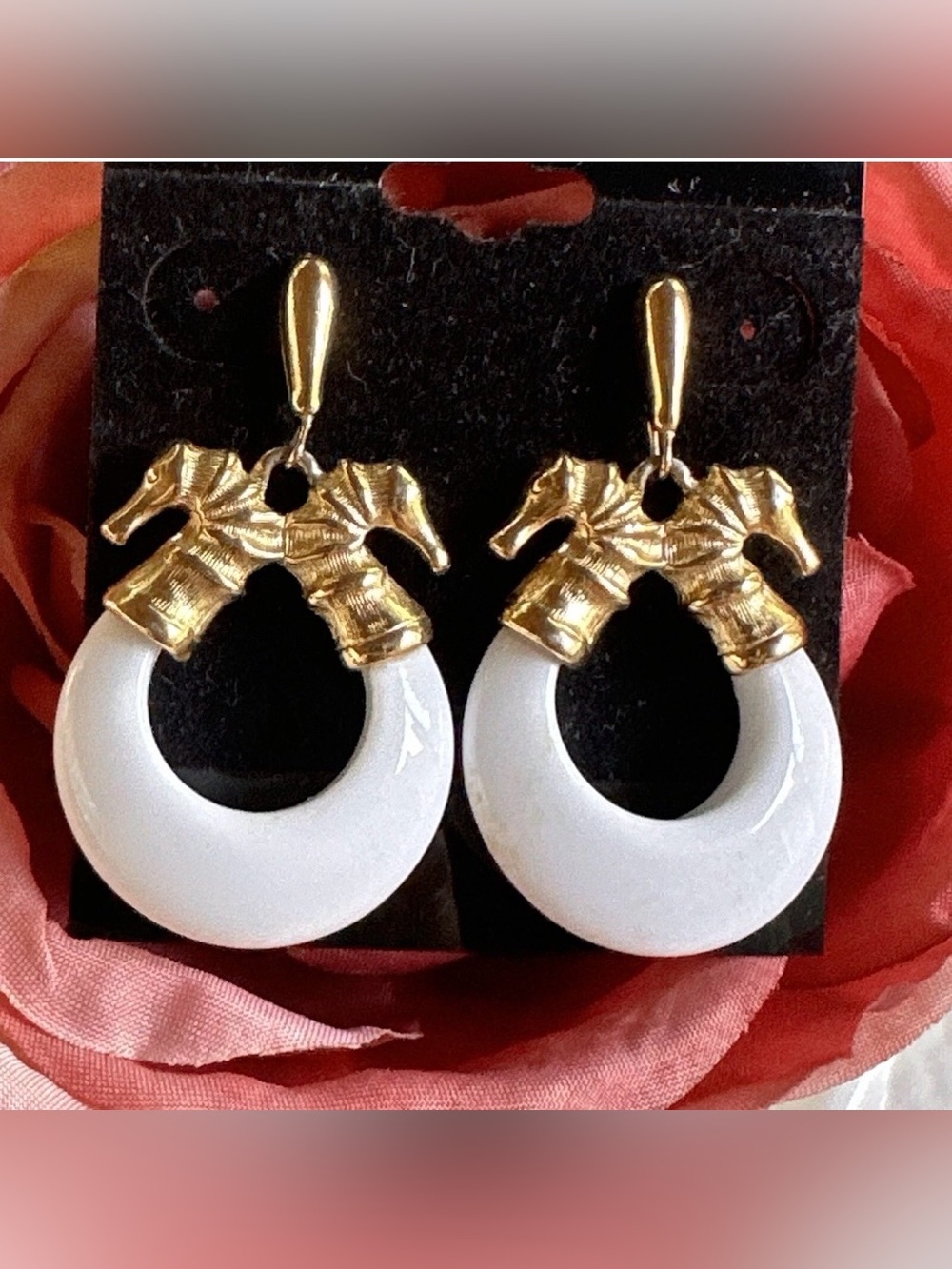 Vtg Crown Trifari White Lucite Hoop Earrings Sea Horse Pierced Gold Tone Dangle